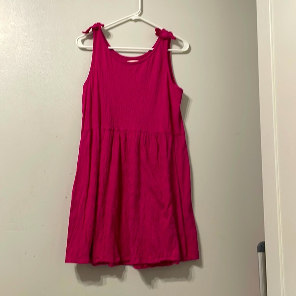 Cute flowy pink dress. With little ties the the top of the arm
